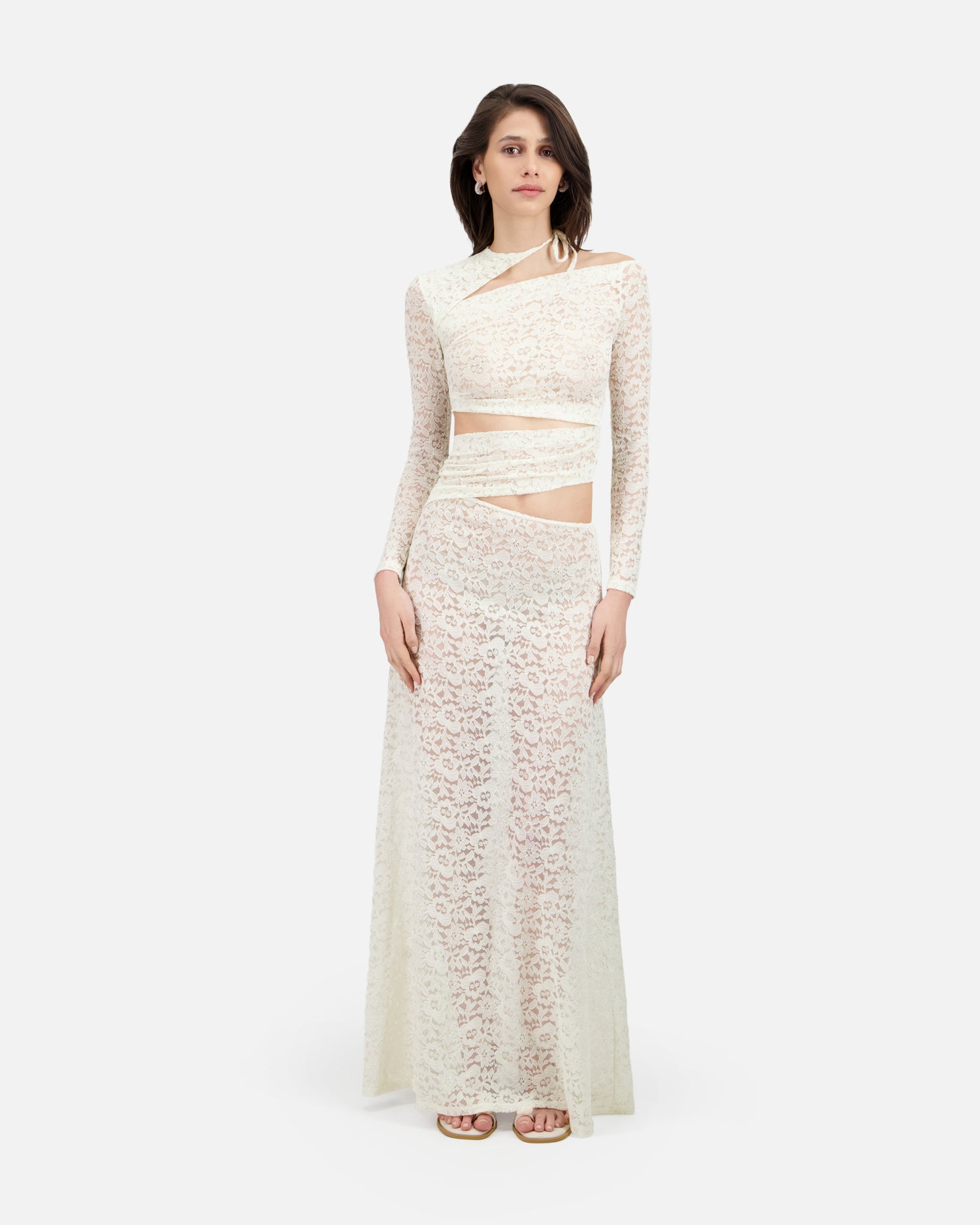 ROBE LONGUE EN DENTELLE À DÉCOUPES ASYMÉTRIQUES