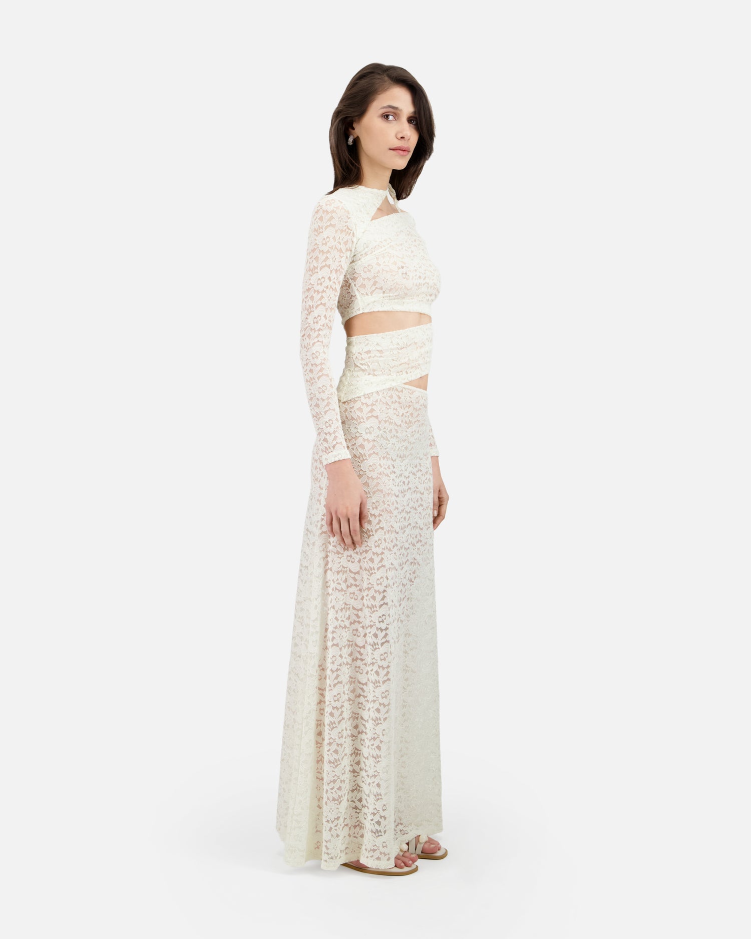 ROBE LONGUE EN DENTELLE À DÉCOUPES ASYMÉTRIQUES