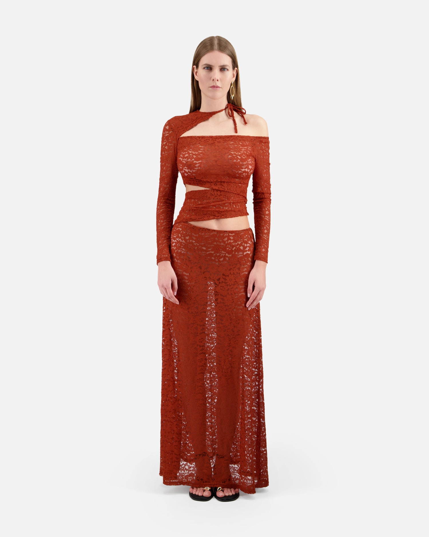 ROBE LONGUE EN DENTELLE À DÉCOUPES ASYMÉTRIQUES