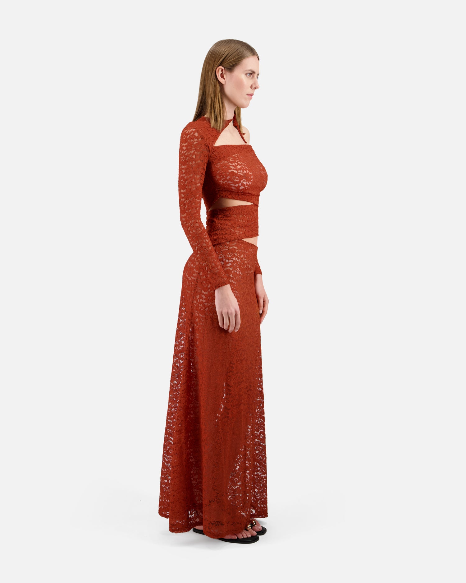 ROBE LONGUE EN DENTELLE À DÉCOUPES ASYMÉTRIQUES