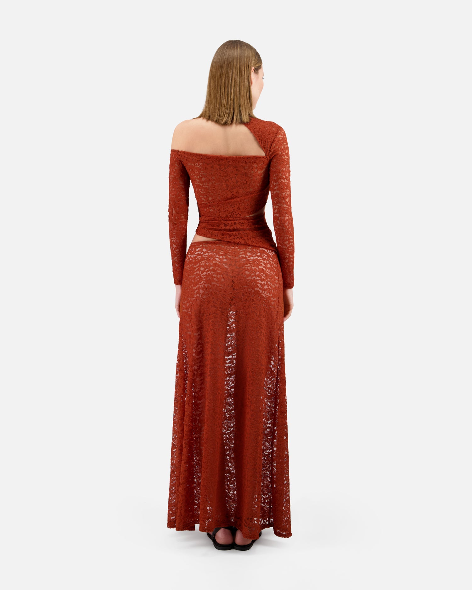 ROBE LONGUE EN DENTELLE À DÉCOUPES ASYMÉTRIQUES